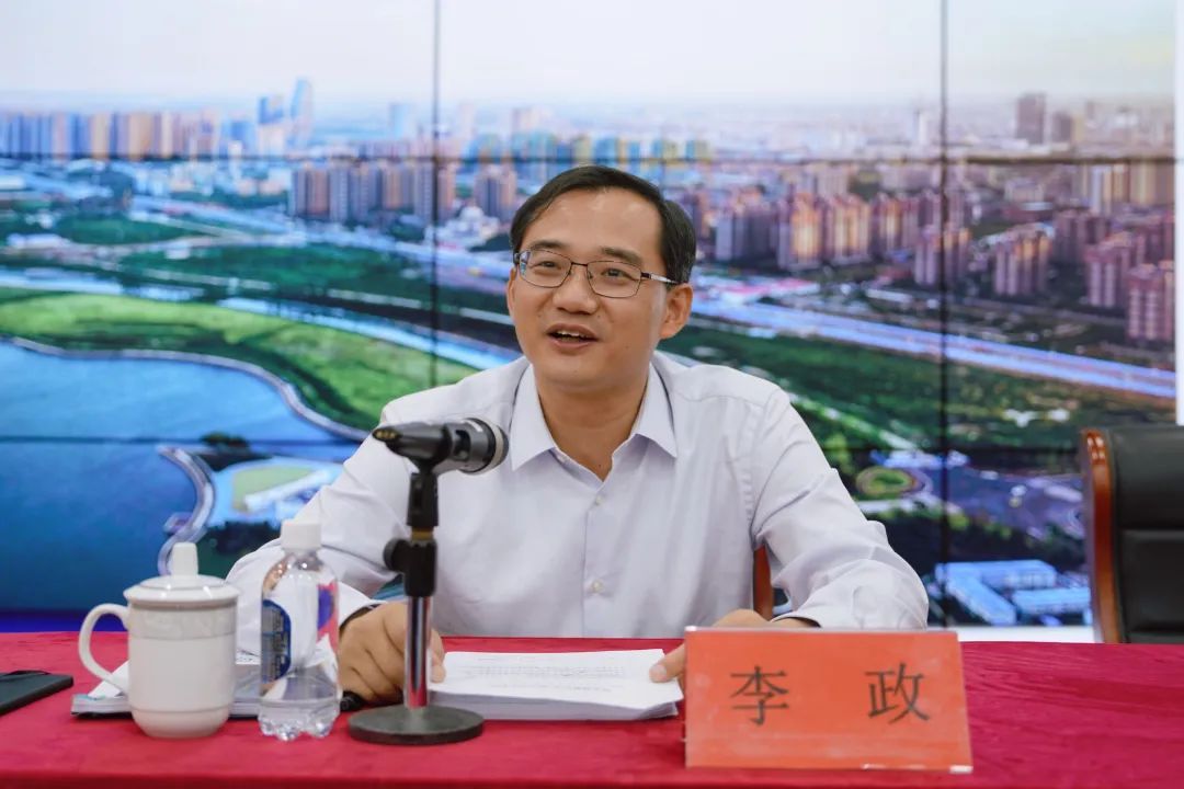 用青春智慧和汗水打拼出更美好的奉贤区委书记李政为奉贤中学学生讲授