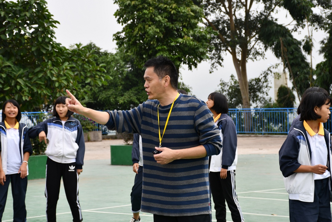 今天我们想隆重介绍一位崇明的体育老师