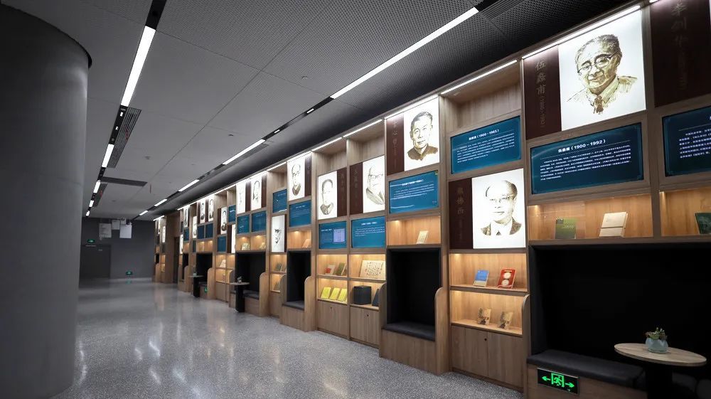 选出的68位社科大师的丰富资料,其中包括陈望道,孟宪承,贺绿汀,贾植芳