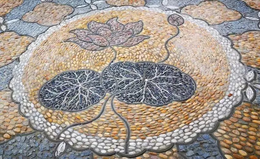 醉白池内荷花纹铺地的园路位于知足居和赏鹿园内,以卵石,瓷片,青石