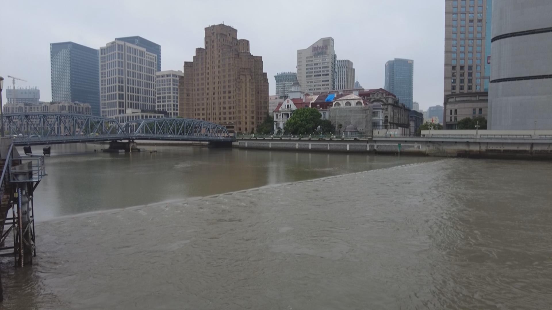 在云雾缭绕的外滩感受暴风雨前的宁静_上观新闻
