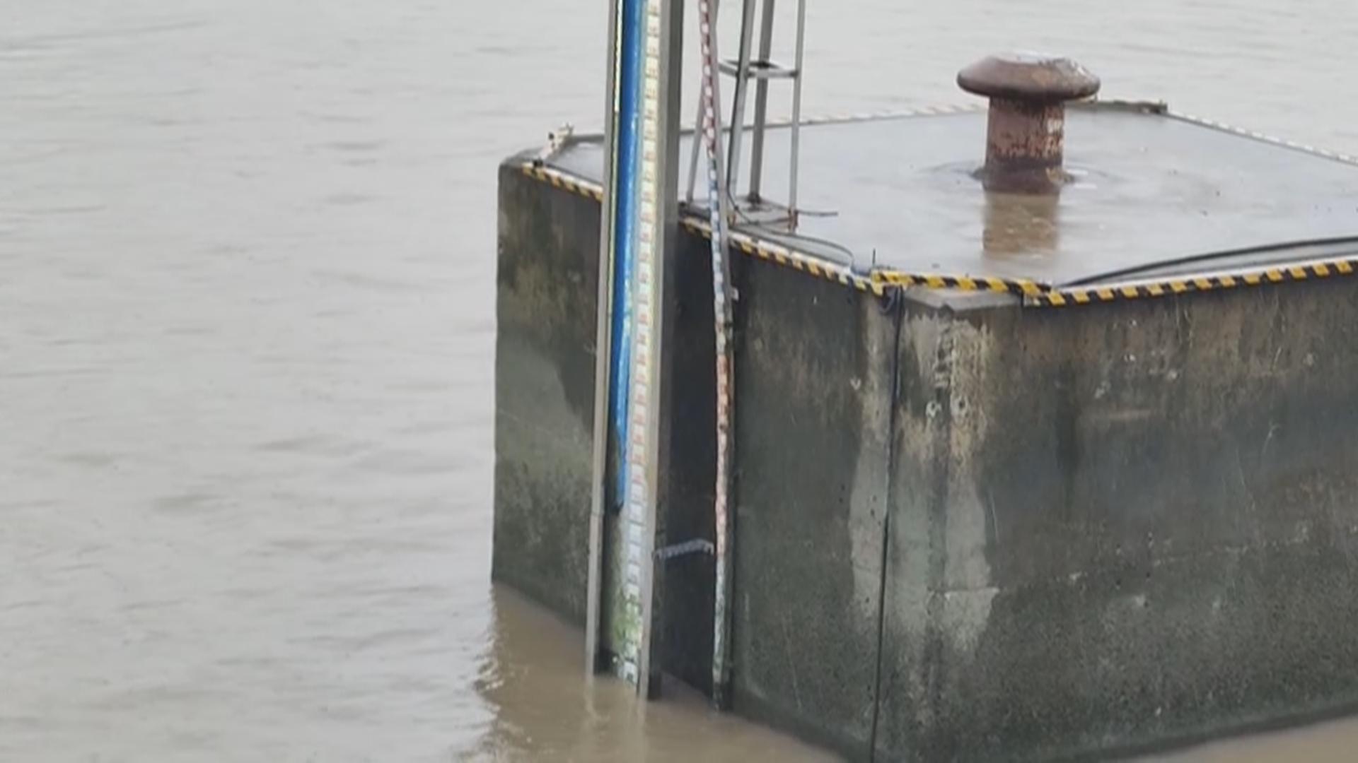 在云雾缭绕的外滩感受暴风雨前的宁静_上观新闻