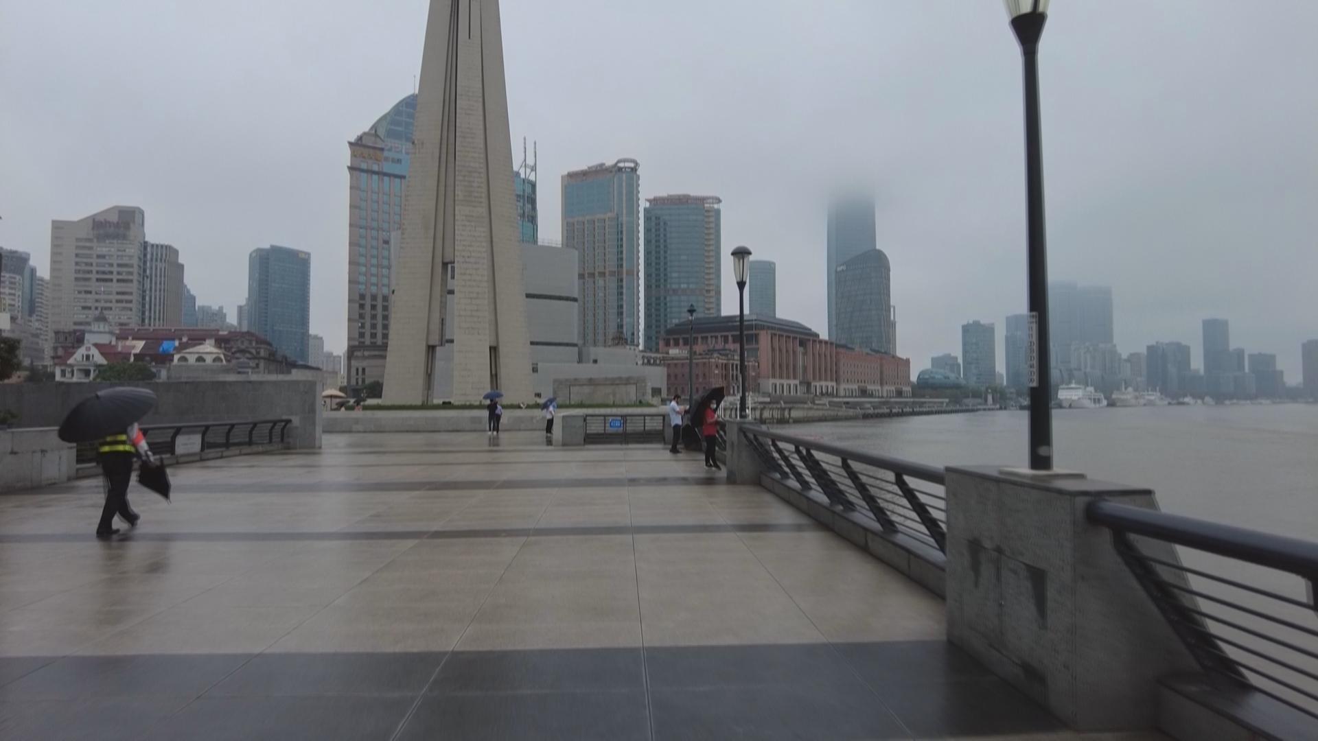 在云雾缭绕的外滩感受暴风雨前的宁静_上观新闻