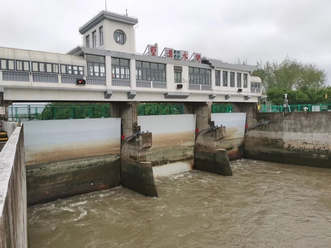 预降内河水位墅沟水闸已完成6次开闸排水