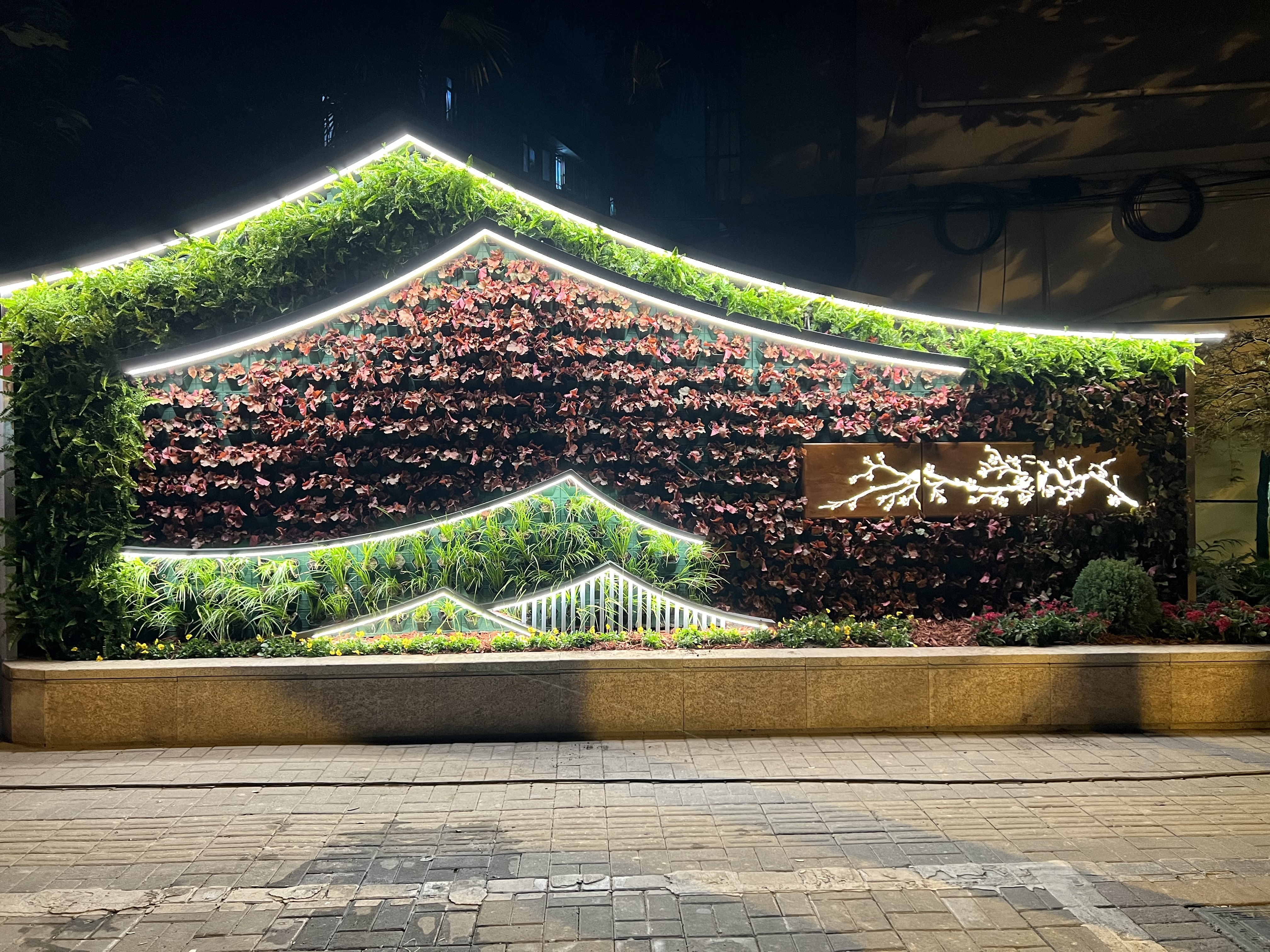 推进城市微更新平型关路增添立体绿化新景观