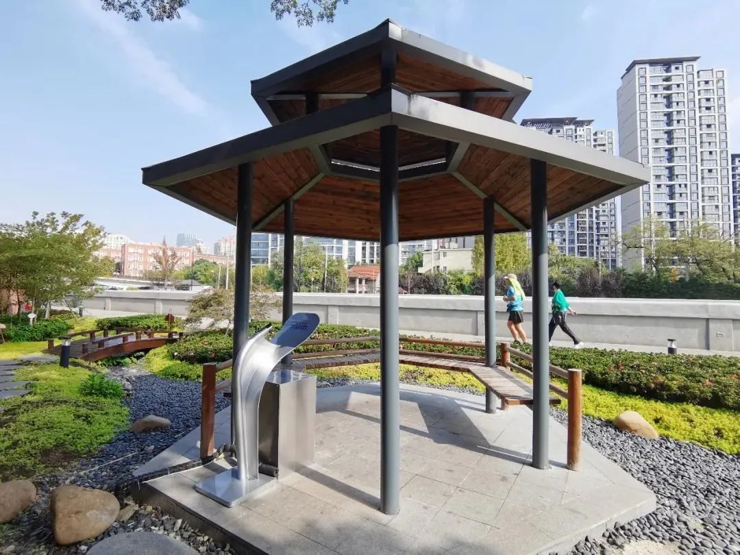华政段,来到倚竹苑附近,就能看到新添置的直饮水设备,其位于景观亭内