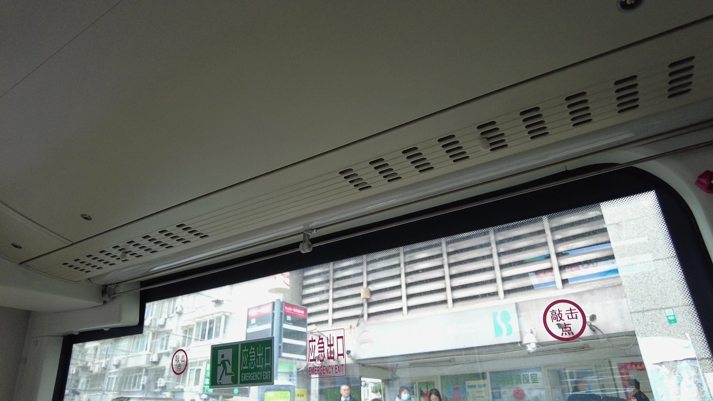 寒潮说来就来公交车开启热空调