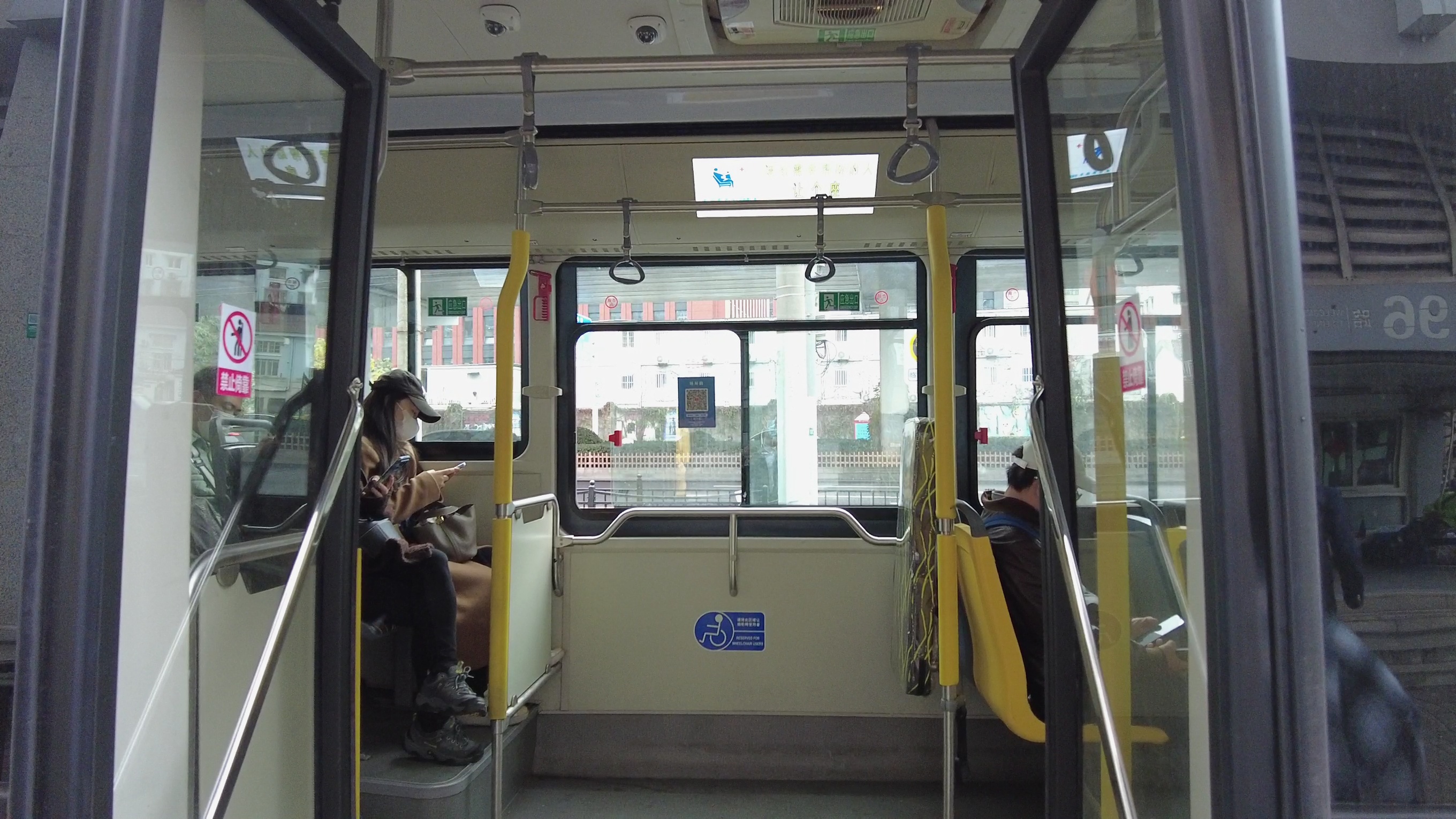 寒潮说来就来公交车开启热空调