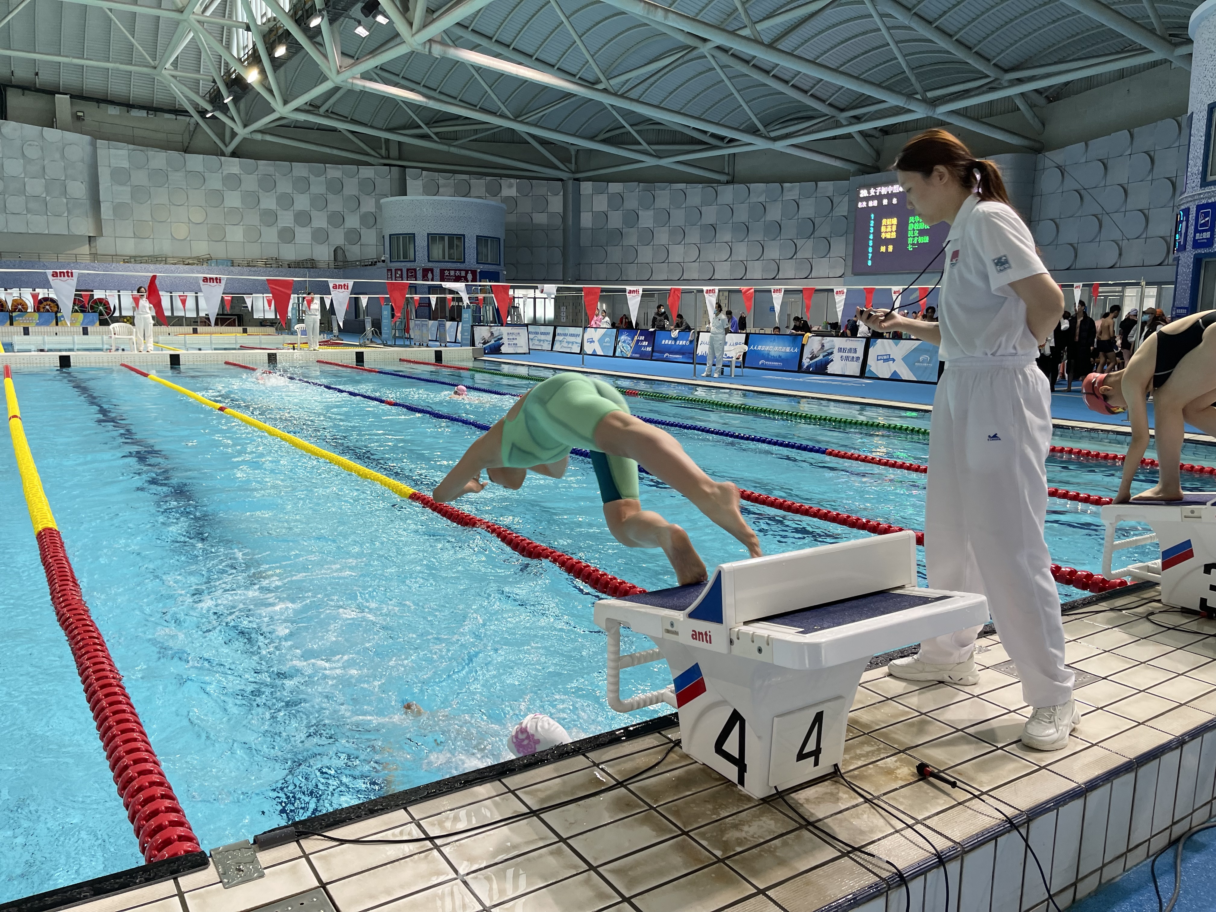 2022年静安区学生阳光体育大联赛民立杯游泳比赛举行