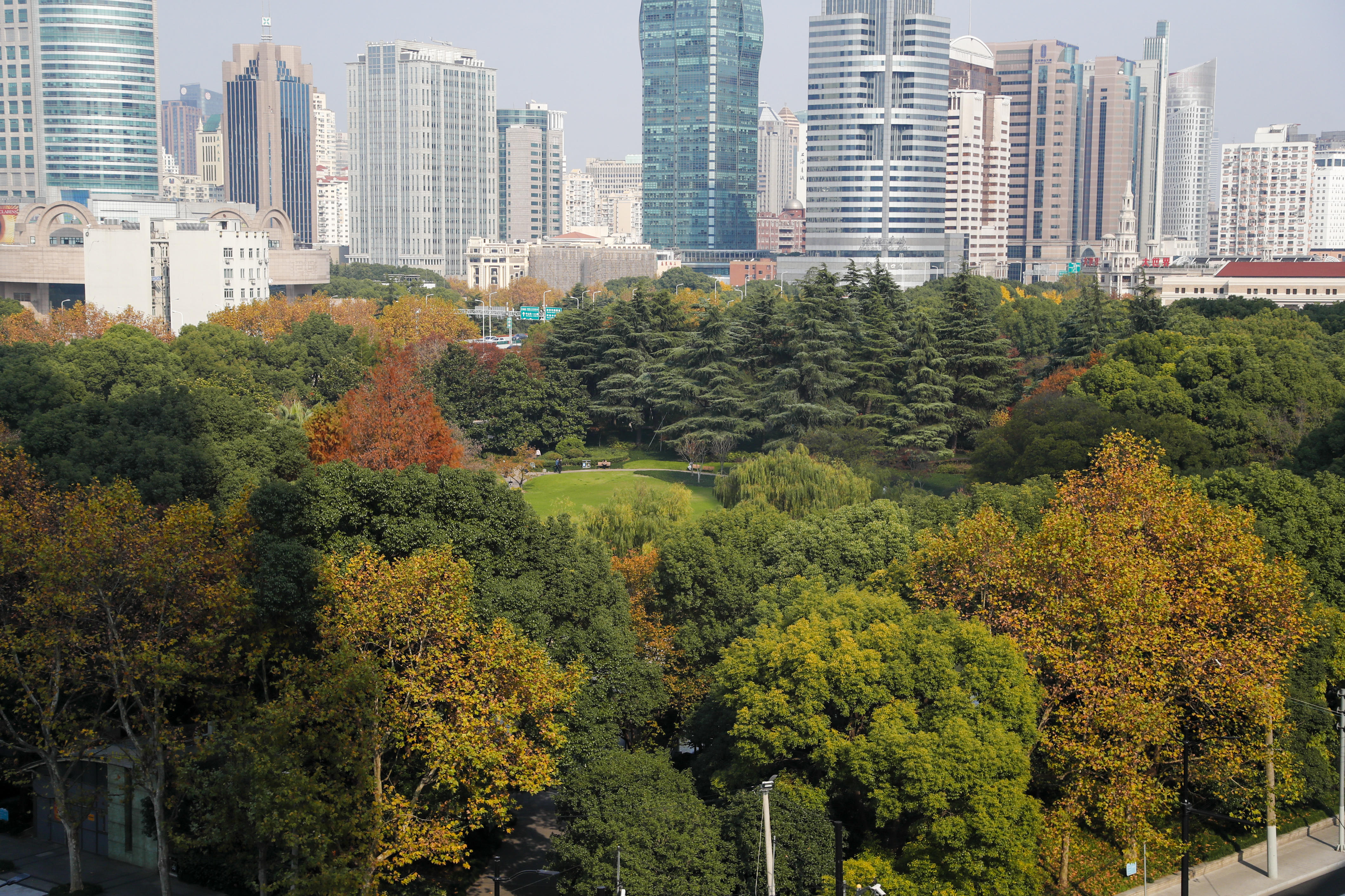 该绿地位于上海市"申"字形高架道路中心结合点,规划总面积23万平方米