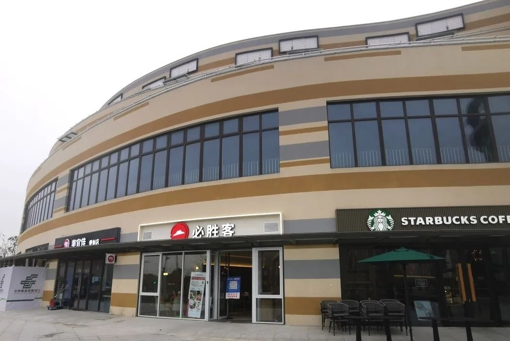 目前,名悦商业广场内已入驻并开业的商铺主要有超市,以及星巴克