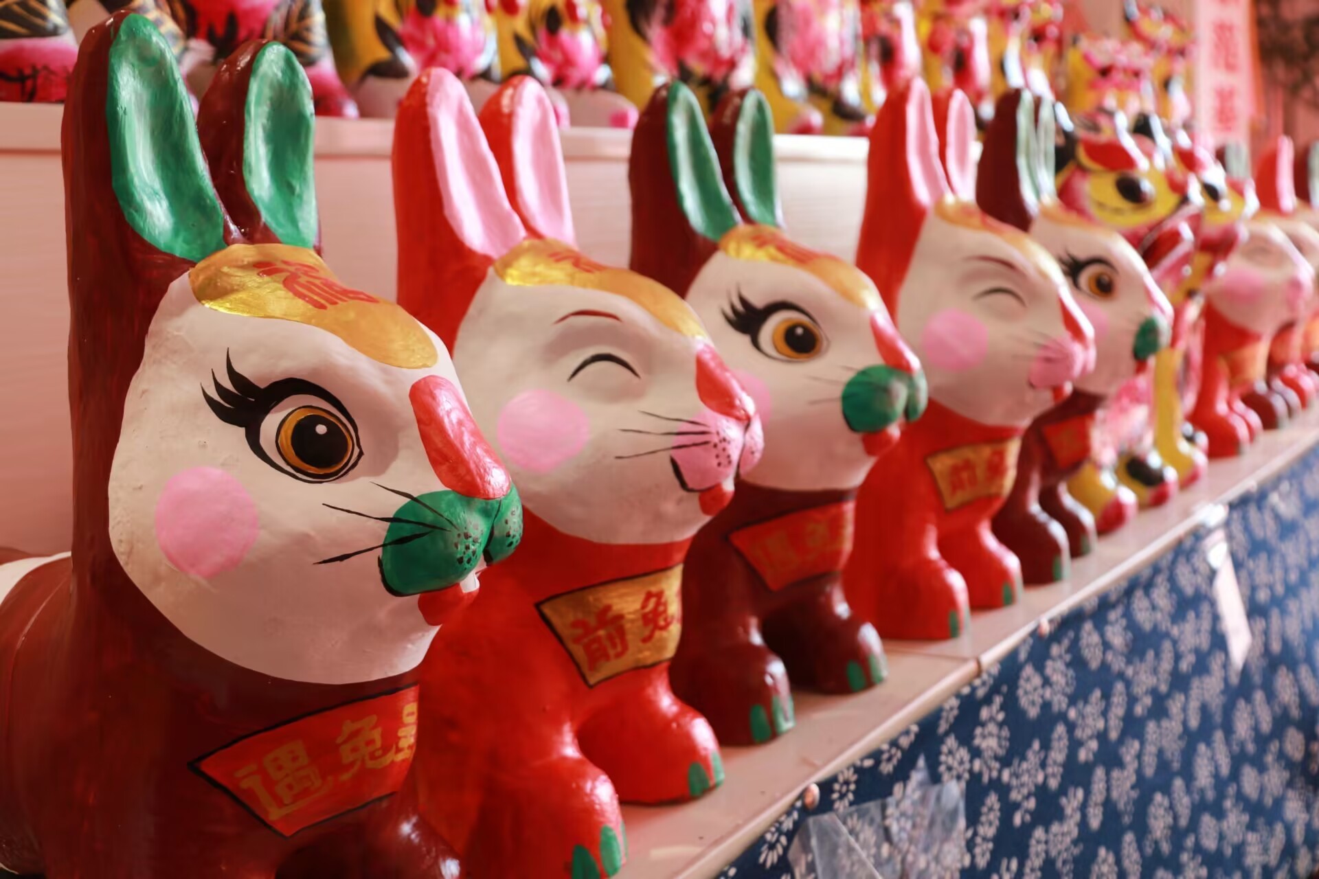 组图丨高密萌萌的兔子来了泥塑艺人创作加工迎新年