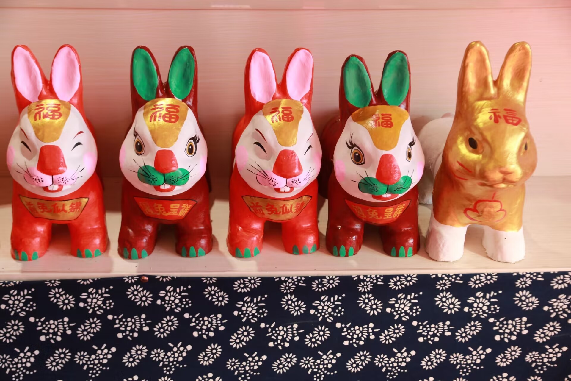 组图丨高密萌萌的兔子来了泥塑艺人创作加工迎新年