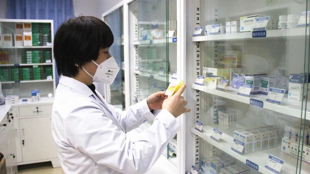 问诊、卫生消毒、打针配药、观察病程……确保让服刑人员过一个健康年。