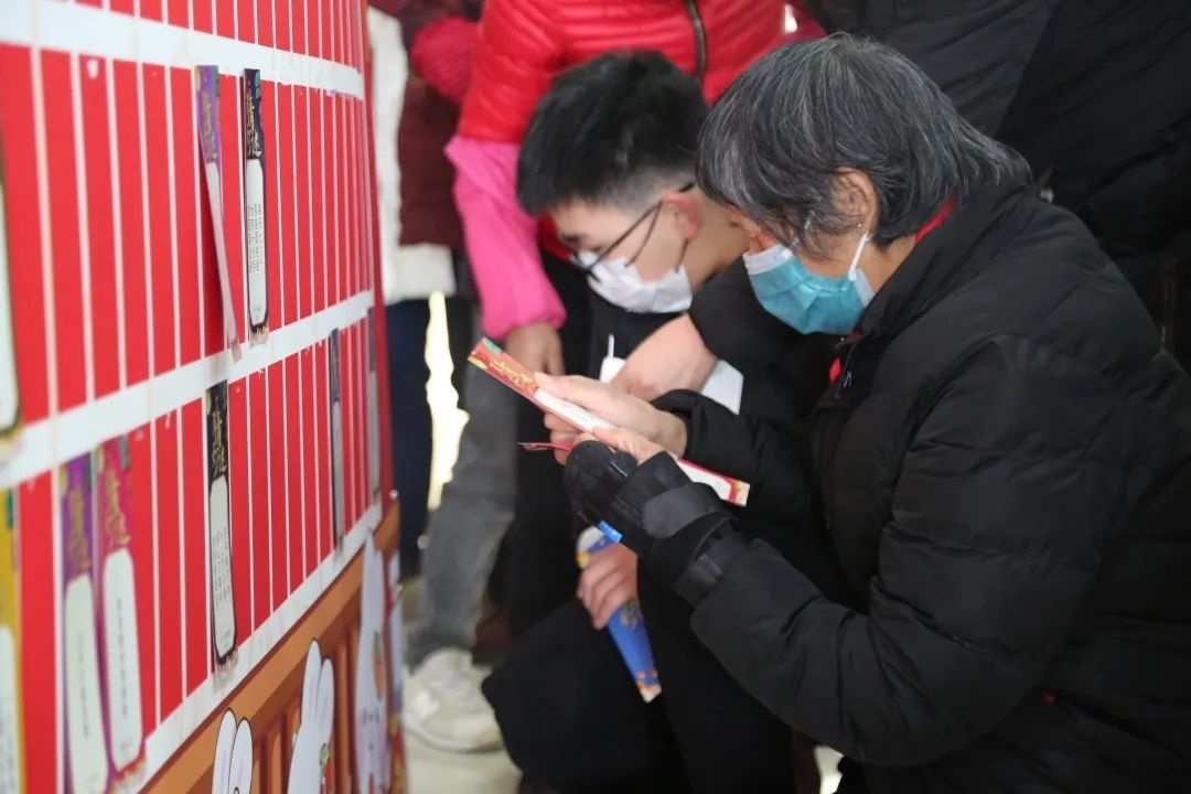 - “走三桥”、做兔子灯、猜灯谜……金山的元宵氛围已拉满!