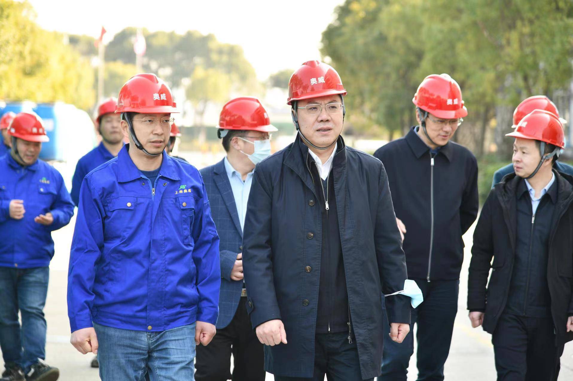李泽龙：要用心用情做好企业服务，鼓励企业做大做强做优，全力以赴推动经济高质量发展_上观新闻