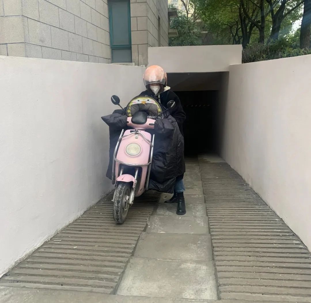 非机动车地下车库,其中最大的变化是,进出车库的坡道不像以前那么陡了