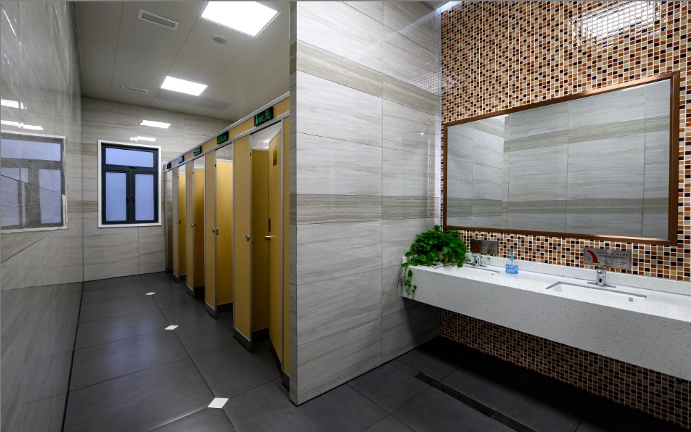 公厕内部配置智能公厕系统,可实现智能冲洗,智能显示,智能照明排风