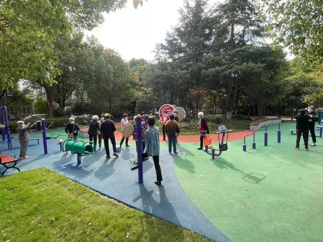 舒心闵行这个小区的旧广场变身新乐园