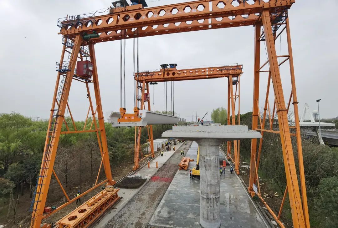 在正式架设前,项目部对现场运梁炮车,支座,垫石,起重机等进行严格验收