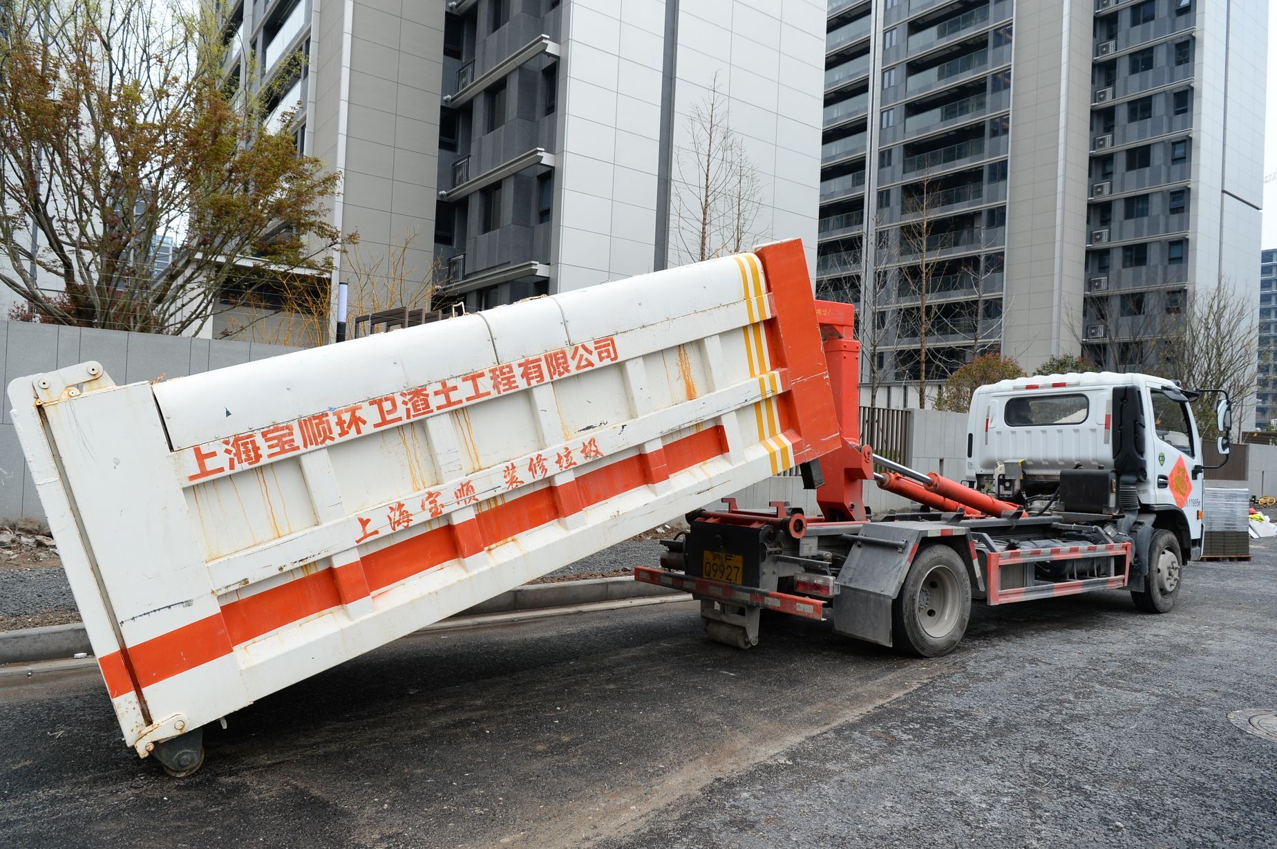 灵活解决建筑垃圾堆放居民区使用箱式清运