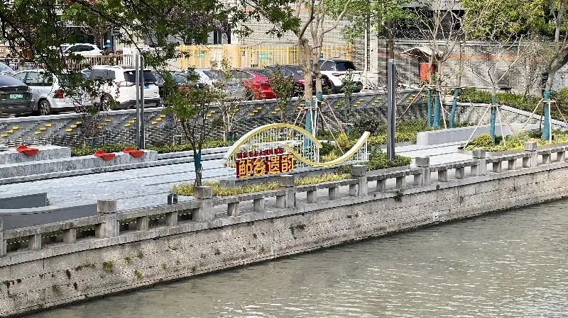 市河沿岸成滨水小花园岳阳这里靓了！