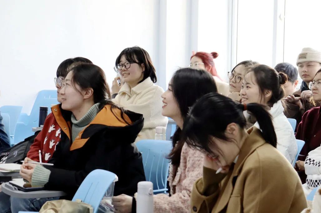 “三尺讲台就是展示教学功底的舞台”,这位上大老师是创新求变的探索者