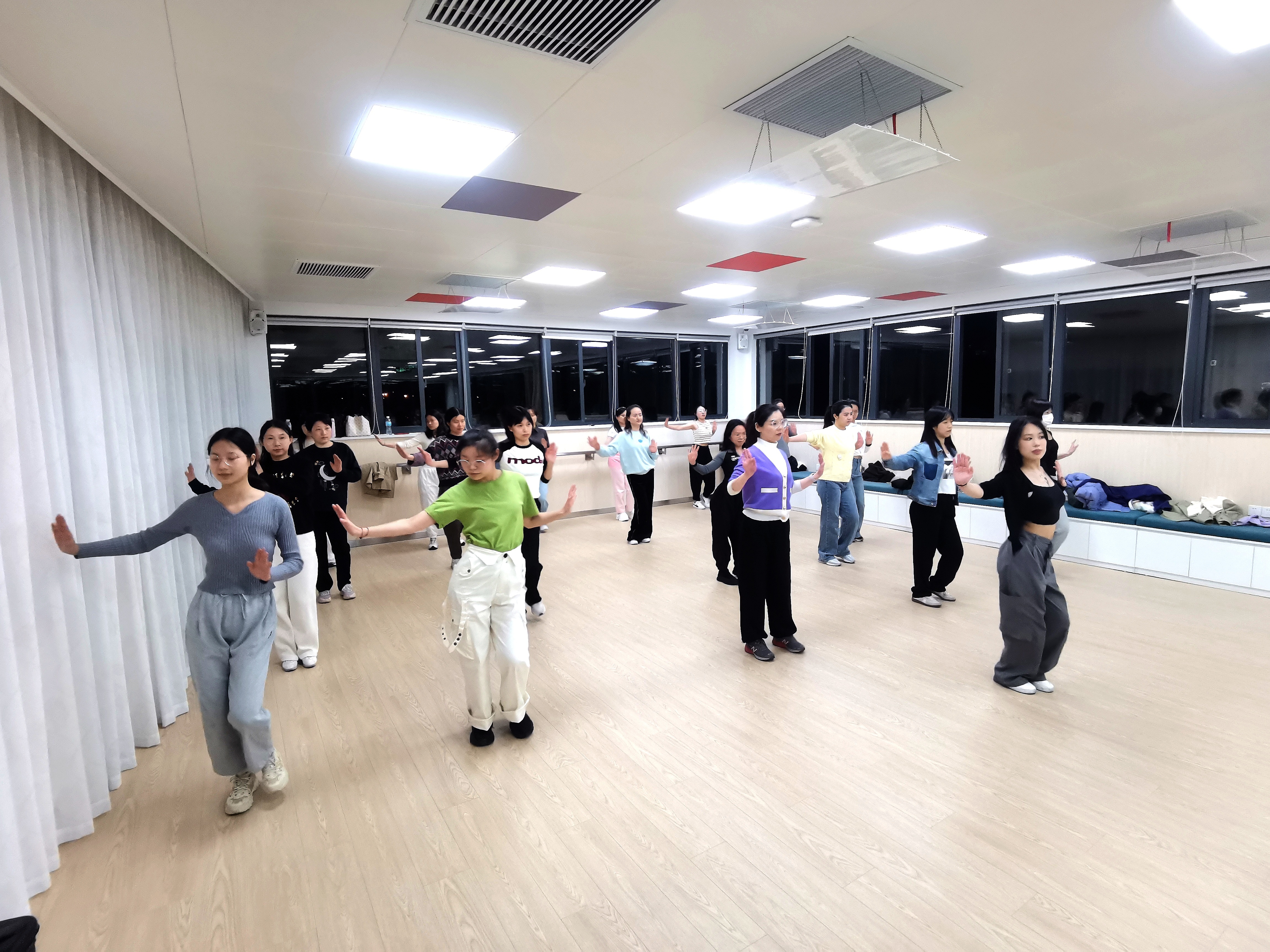 练瑜伽、弹米乐 M6吉他、学茶艺……崇明人这样给自己“充电”(图3)