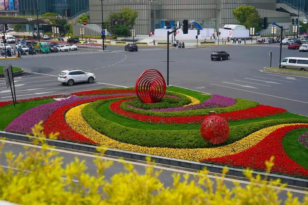 从徐家汇人行连廊向下俯瞰,无论是标志性的三角地绿地,还是肇嘉浜路