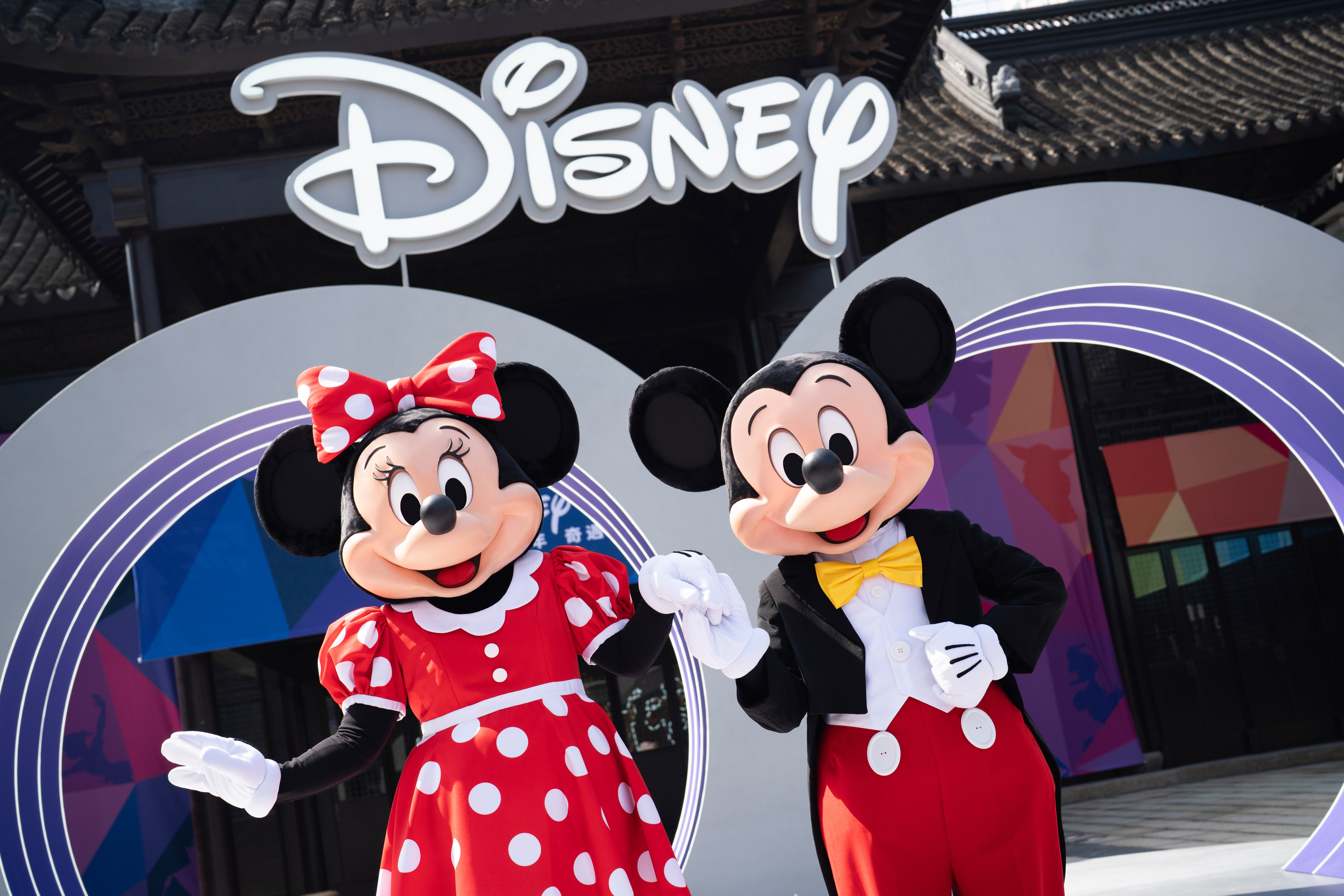 迪士尼100周年巨型米奇空降上海苏河湾万象天地