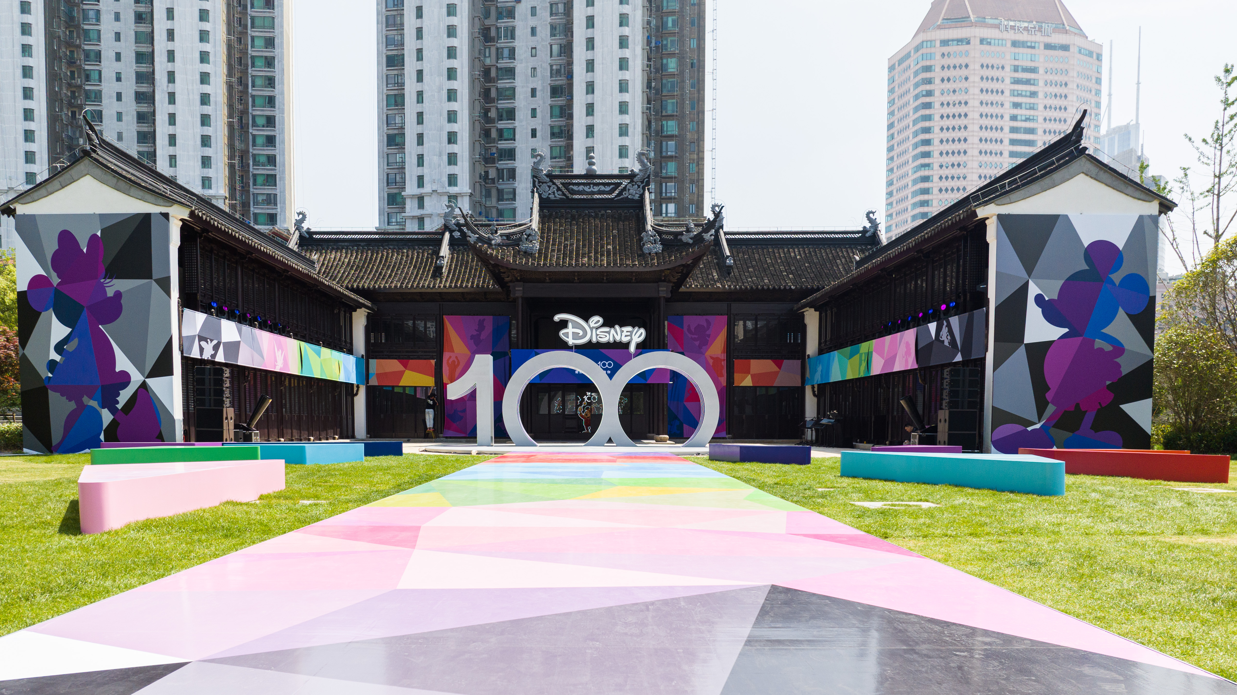 迪士尼100周年巨型米奇空降上海苏河湾万象天地