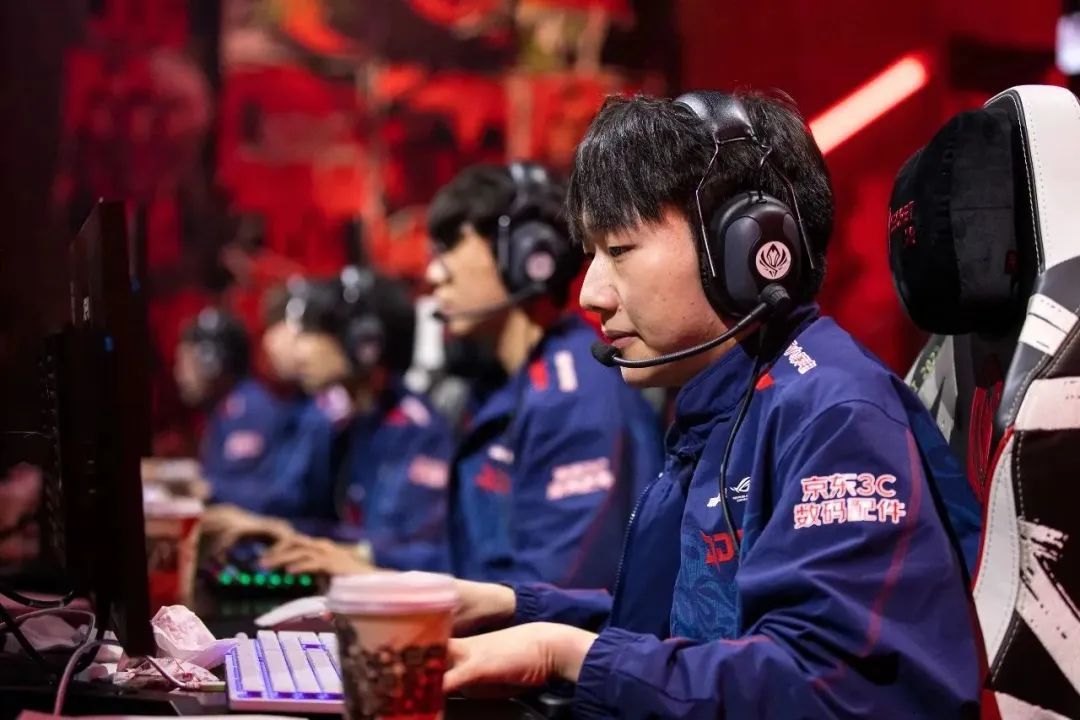 【中国战队JDG夺得英雄联盟季中冠军赛冠军】