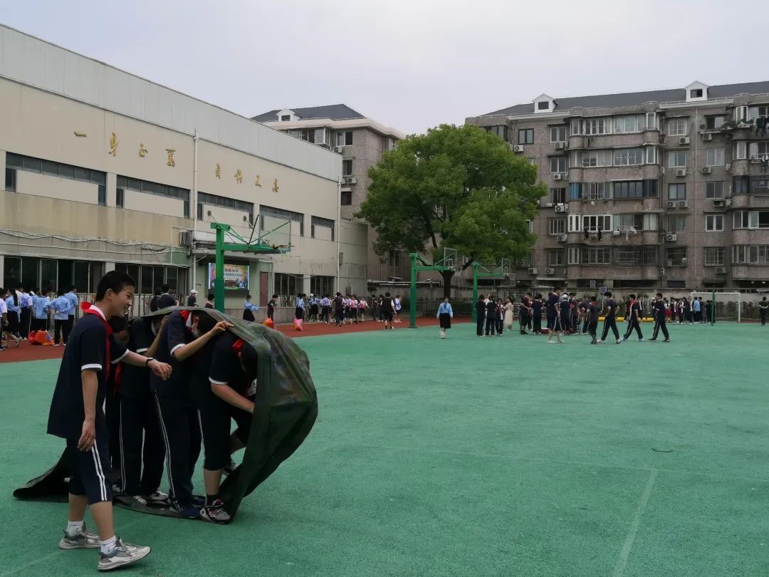 挥洒汗水 操场上全力拼搏据了解,龙苑中学在最初设计嘉年华的过程中