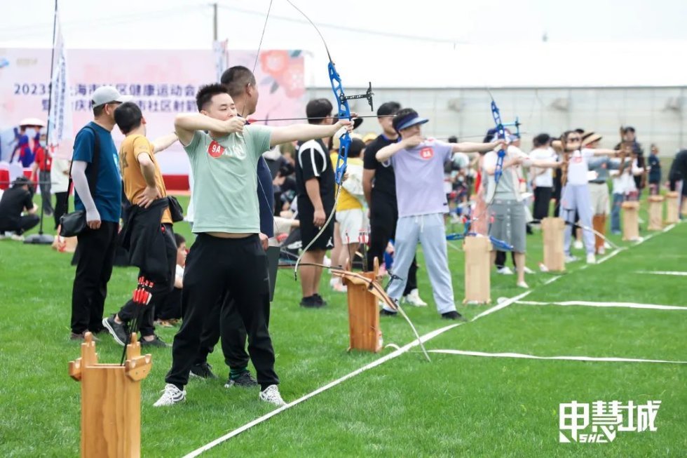 芒果体育众多市民一“箭”倾心！上海市社区健康运动会在浦东启动(图1)