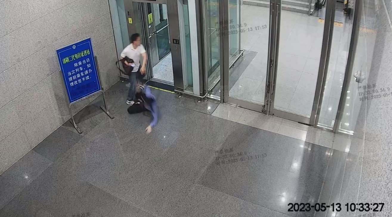 男子带宝宝推婴儿车跑马拉松_男子带刀进地铁被拘_男子阻拦殴打检票员