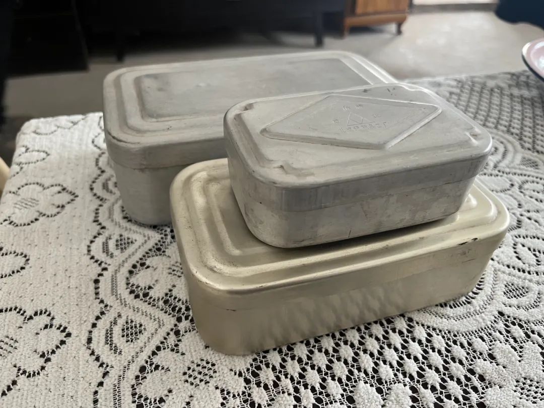 童年回忆中的铁皮饭盒装满了一天的快乐丨旧物件小辰光
