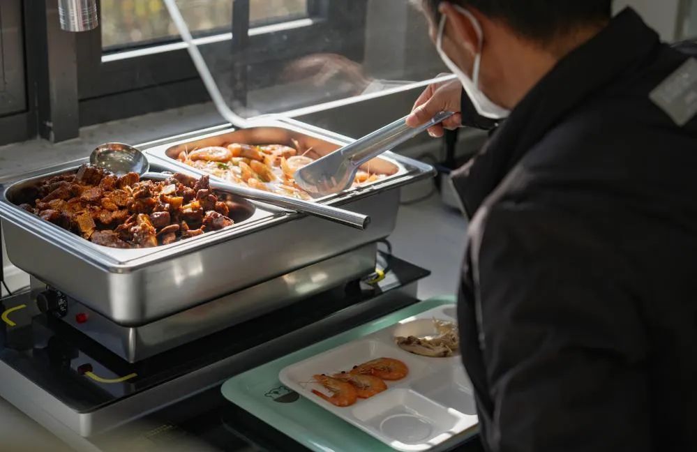 社区食堂、送餐上门、搭伙吃饭……闵行浦江镇多管齐下为老助餐