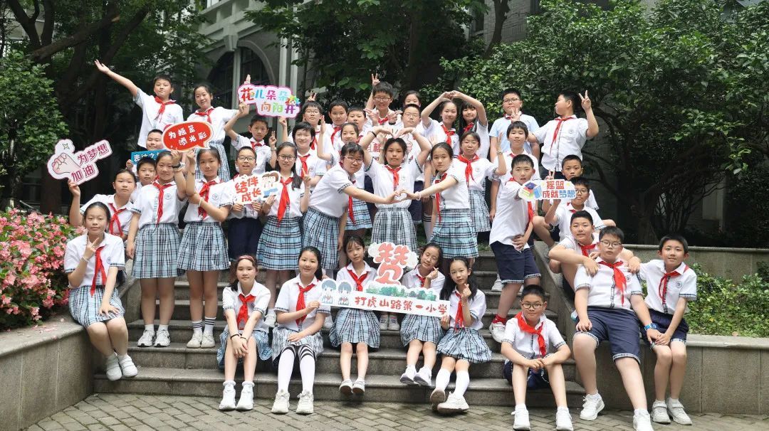 杨浦区小学幼儿园毕业照_毕业季创意毕业照_幼儿园毕业典礼造型