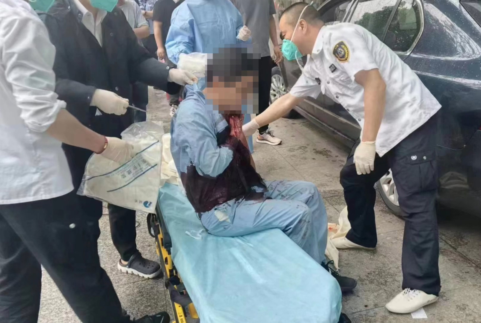 警车狂飙游戏_男子撞翻警车_男子颈部插切割机警车狂飙10分钟