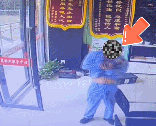 男子撞翻警车_警车狂飙游戏_男子颈部插切割机警车狂飙10分钟