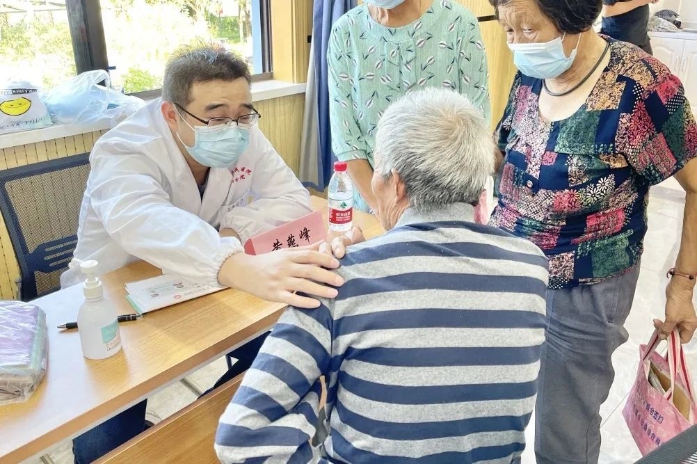 什么是手术无影灯无影灯下、手术台上，他诠释了“大刀阔斧”下的铁“骨”柔情！_https://www.jmylbn.com_新闻资讯_第4张