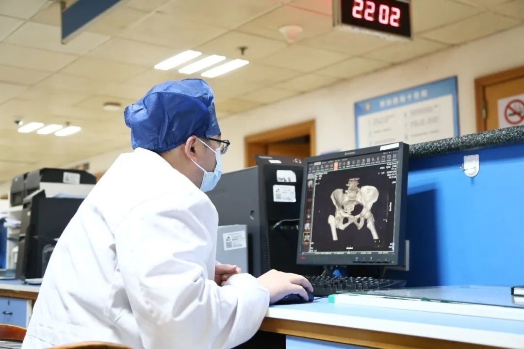 什么是手术无影灯无影灯下、手术台上，他诠释了“大刀阔斧”下的铁“骨”柔情！_https://www.jmylbn.com_新闻资讯_第5张