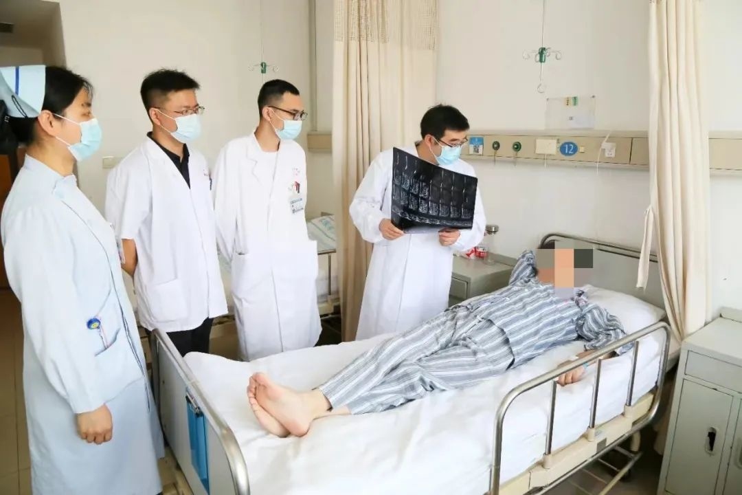 什么是手术无影灯无影灯下、手术台上，他诠释了“大刀阔斧”下的铁“骨”柔情！_https://www.jmylbn.com_新闻资讯_第3张