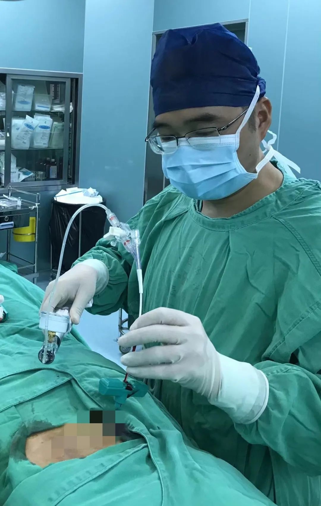 什么是手术无影灯无影灯下、手术台上，他诠释了“大刀阔斧”下的铁“骨”柔情！_https://www.jmylbn.com_新闻资讯_第2张