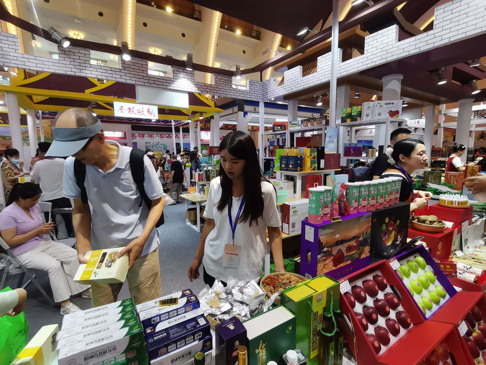 周末两天第六届上海市对口地区特色商品展销会在上海展览中心等你体验