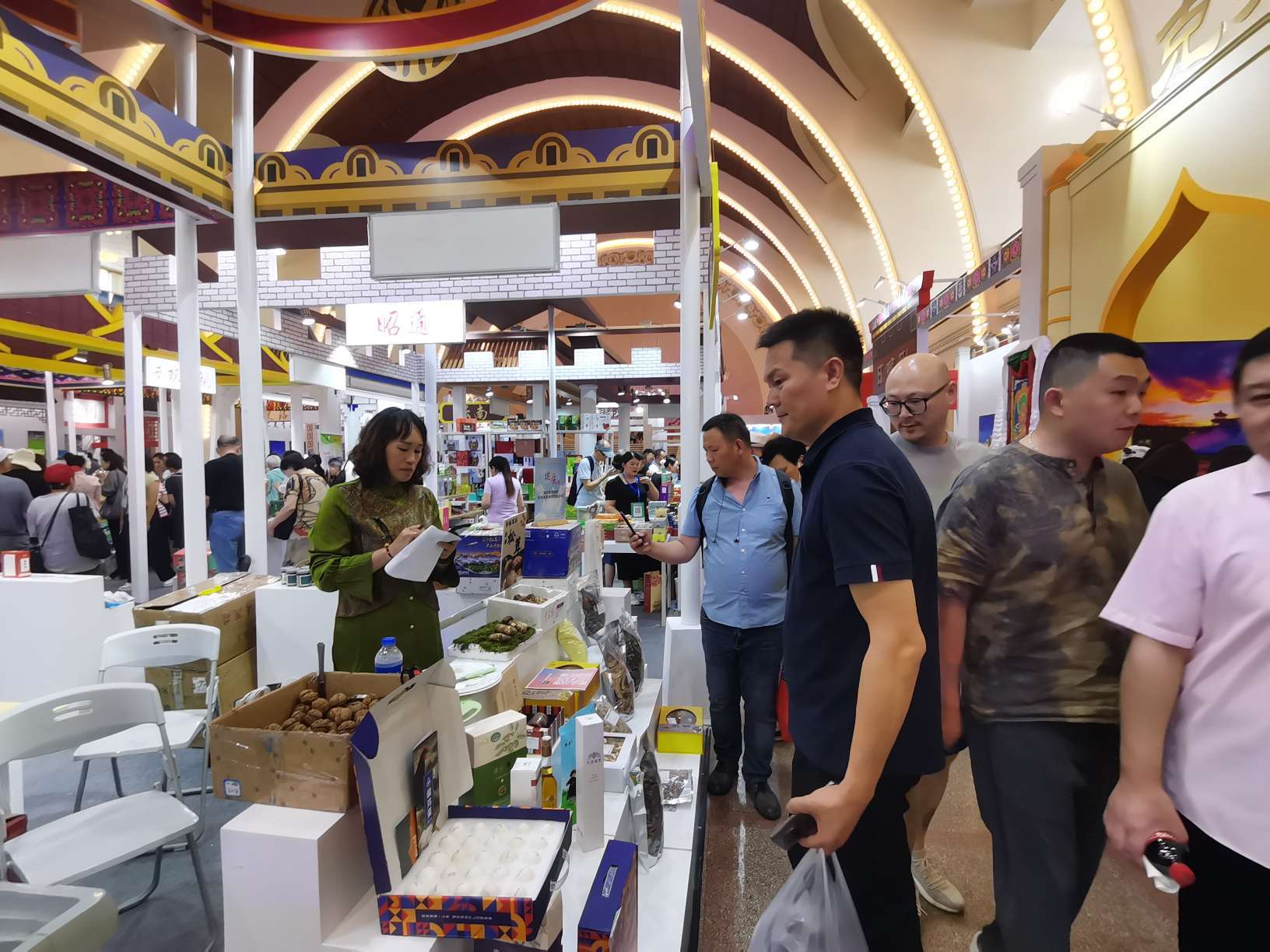 周末两天第六届上海市对口地区特色商品展销会在上海展览中心等你体验