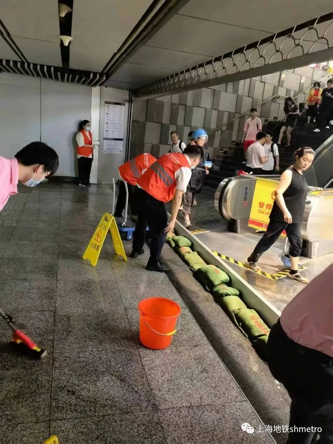 暴雨来袭，上海地铁全力应对，为乘客出行安全保驾护航 0581