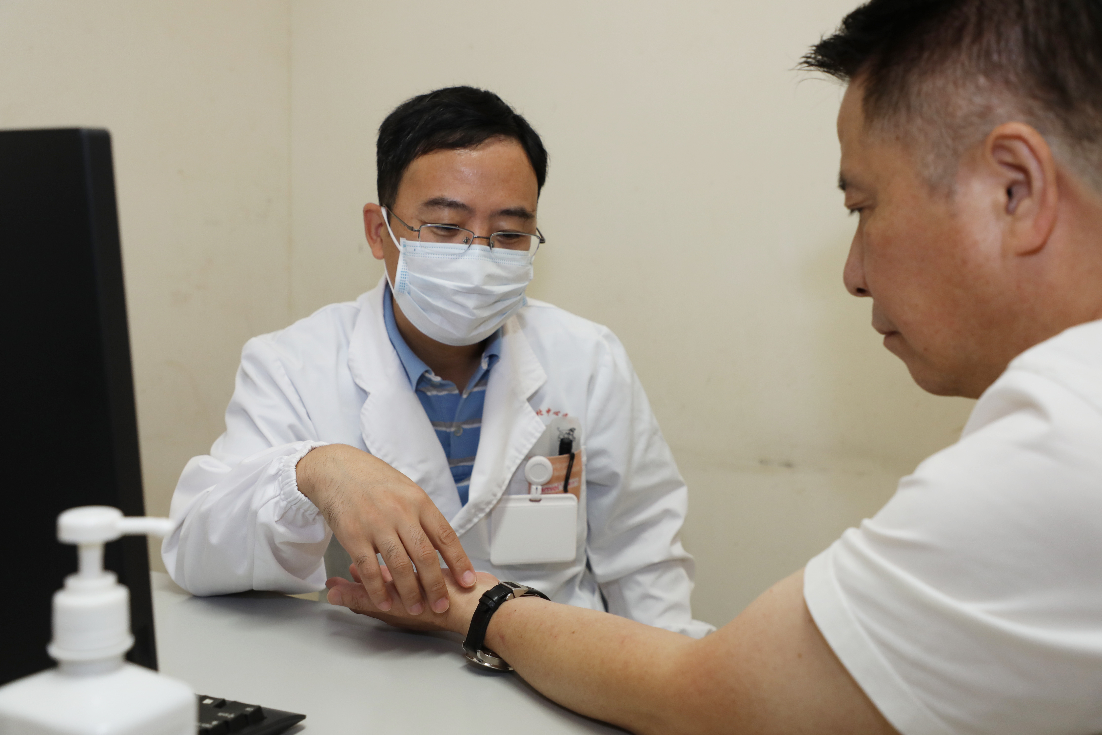 症状明显者,可以加服一些抗组织胺药物如氯雷他定,依巴斯汀片,西替利