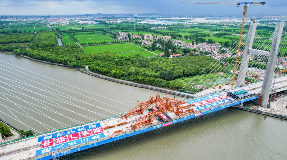 国内首座沪苏湖铁路跨上海斜塘航道斜拉桥今日合龙