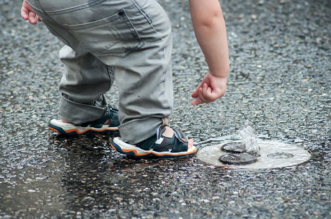 脚穿凉鞋无惧下雨错啦雨天蹚水隐患多